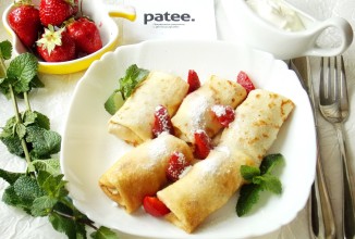 Блины с творожной массой и клубникой