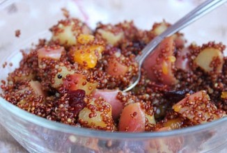 Киноа с фруктами и корицей