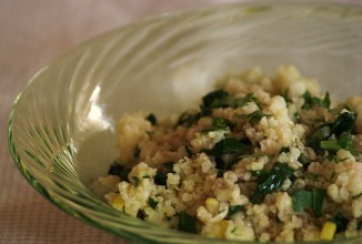 Мексиканский салат из киноа со шпинатом