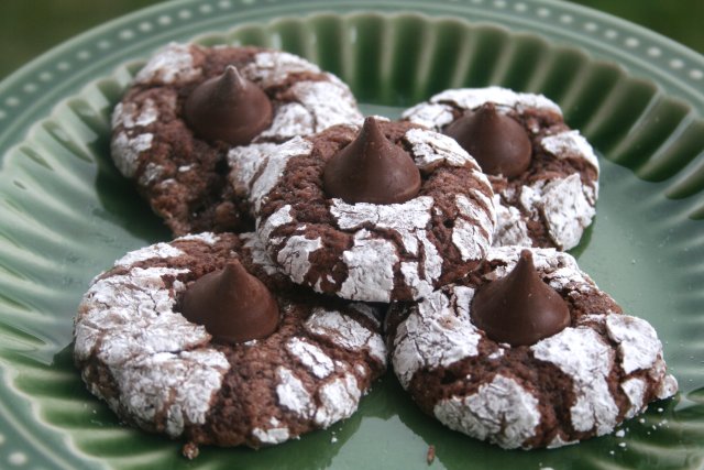 Шоколадное печенье с конфетами