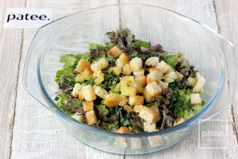 Лёгкий салат-микс с сухариками - Шаг 12