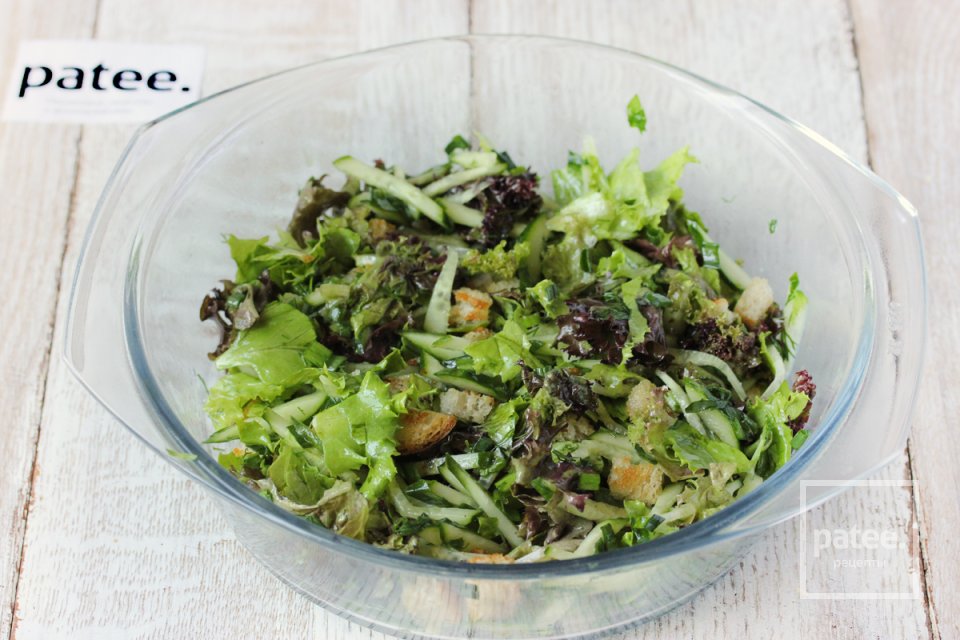 Лёгкий салат-микс с сухариками - Шаг 13