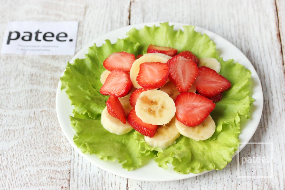 Клубнично-банановый пикантный салат - Шаг 10