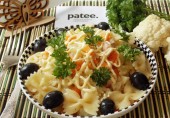 Салат с фарфалле, цветной капустой и ветчиной
