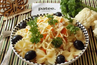 Салат с фарфалле, цветной капустой и ветчиной