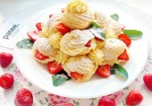 Торт из эклеров с клубникой