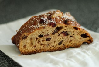 Кекс с орехами и сухофруктами