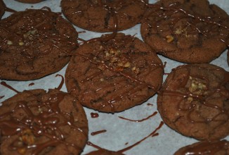 Шоколадное печенье с орехами и глазурью