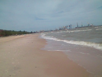 Я иду по дороге, Моё лето так близко, Так легки мои ноги, Так несут меня быстро...