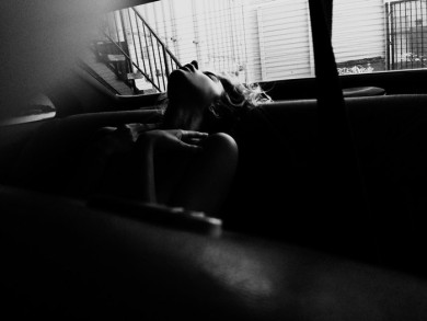 Как избавиться от бывшей жены мужа?Помогите!!!!!!!