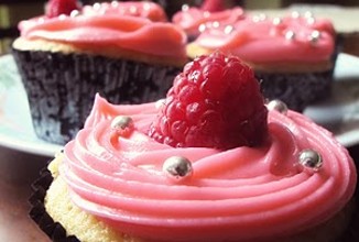 Кексы с белым шоколадом и малиной