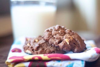 Шоколадное печенье с арахисом