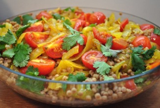 Кускус с помидорами и луком