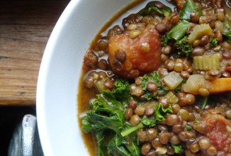 Чечевичный суп с беконом и кале