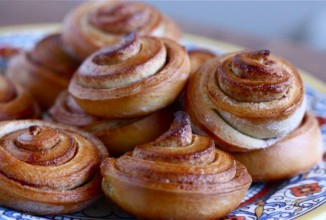 Роллы с кардамоном и корицей