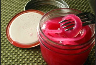 Маринованный красный лук