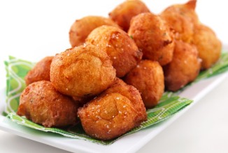 Бенье с сыром и зеленым луком