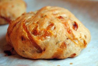 Луковые булочки с розмарином