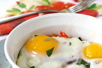 Яичница с оливками и козьим сыром