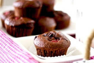 Шоколадные кексы с малиной