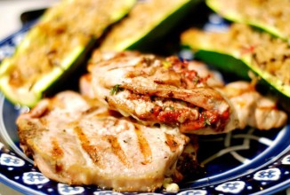 Свиные отбивные с сыром и малиной