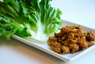 Куриный фарш на листьях латука