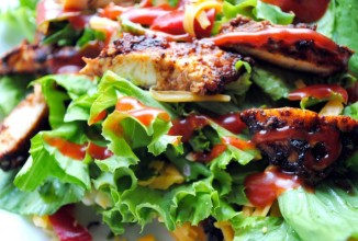 Салат с курицей и овощами