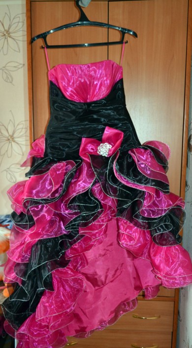 Прическу нужно под это платье)На выпускной)