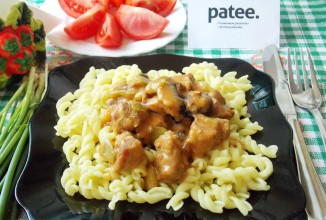 Свинина с грибами и кабачками в сырном соусе