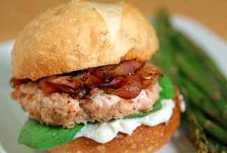 Сэндвичи с куриными котлетами и луком