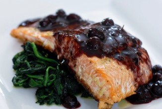 Филе лосося под черничным соусом