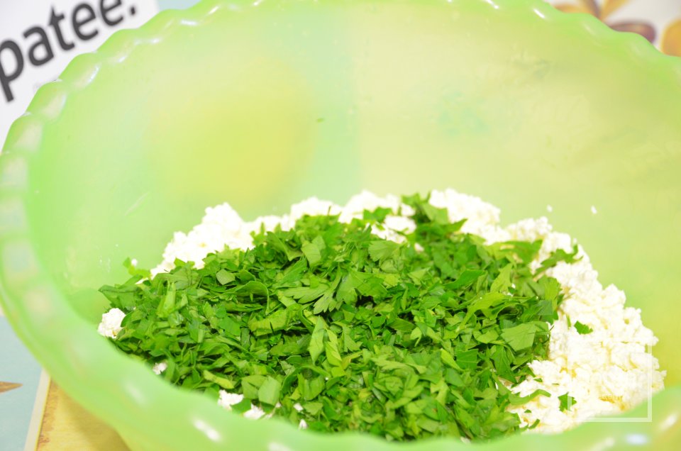 Пирог с зеленью и творогом - Шаг 6