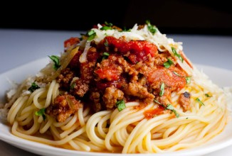 Спагетти с соусом из фарша индейки