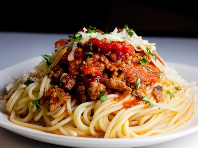 Спагетти с соусом из фарша индейки