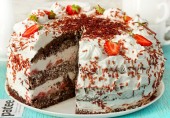 Торт шоколадный Клубника в сливках