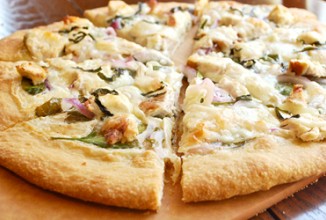 Пицца с курицей, шпинатом и соусом альфредо