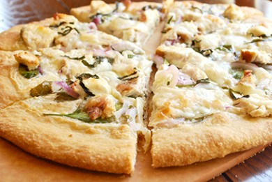 Рецепт Пицца с курицей, шпинатом и соусом альфредо