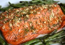Лосось с чесноком и розмарином