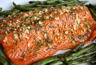 Лосось с чесноком и розмарином