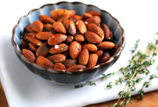 Жареный миндаль с тимьяном