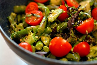 Салат из спаржи с базиликом