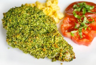 Курица в панировке из шпината с орехами