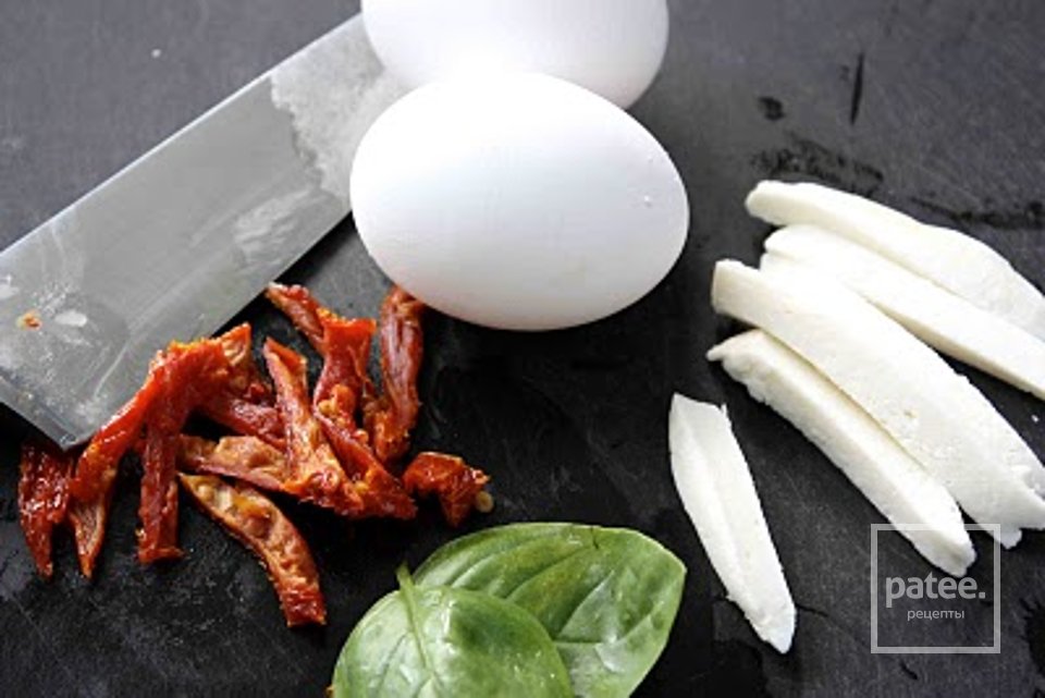 Фриттата с помидорами и моцареллой - Шаг 1