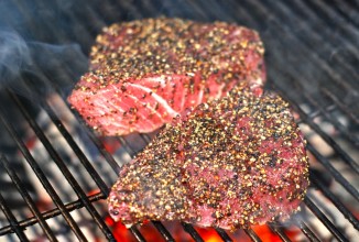 Стейк из тунца с черным перцем