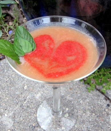 Охлажденный суп из ревеня с клубникой