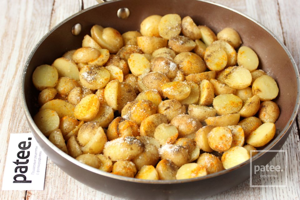 Ароматный молодой картофель с шампиньонами - Шаг 6