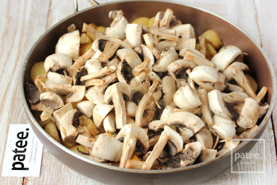 Ароматный молодой картофель с шампиньонами - Шаг 7