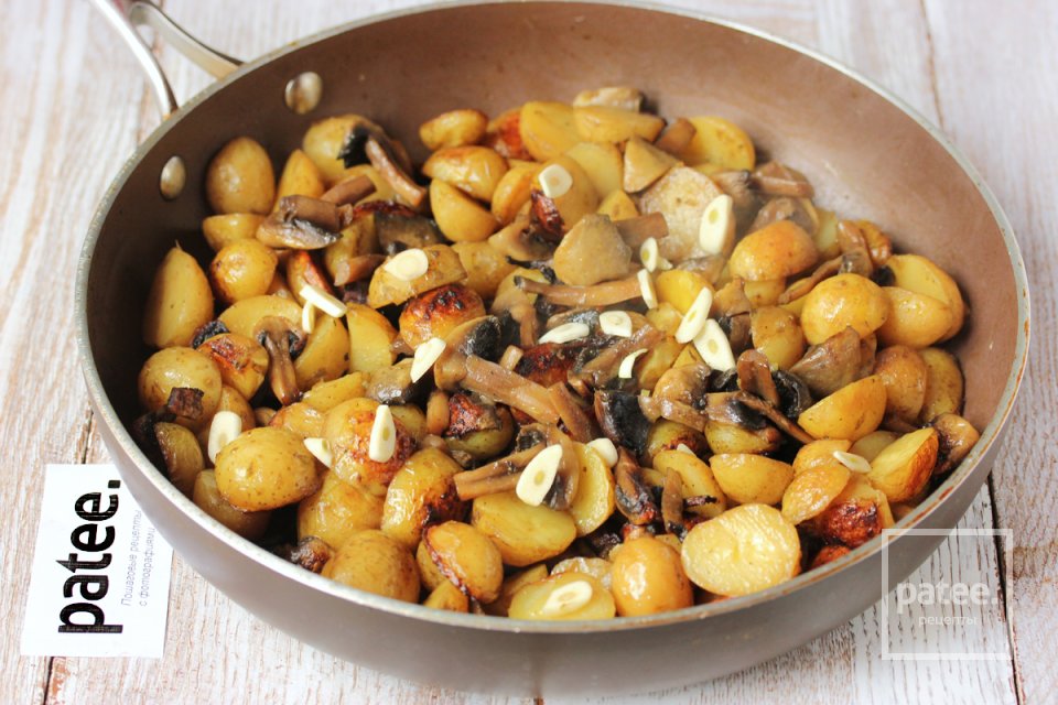 Ароматный молодой картофель с шампиньонами - Шаг 9