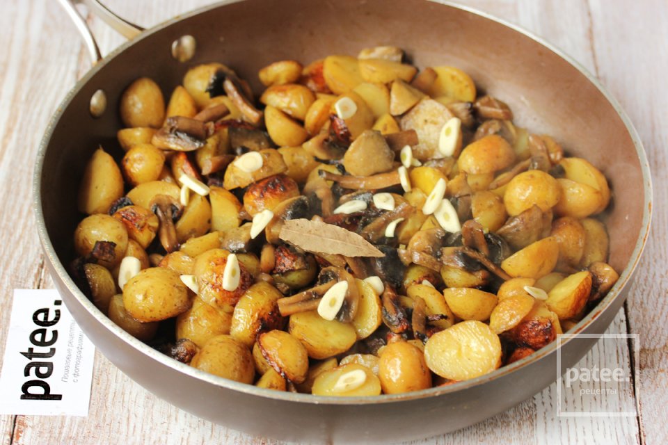 Ароматный молодой картофель с шампиньонами - Шаг 10