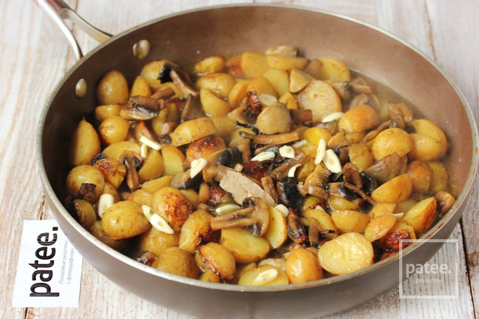 Ароматный молодой картофель с шампиньонами - Шаг 11
